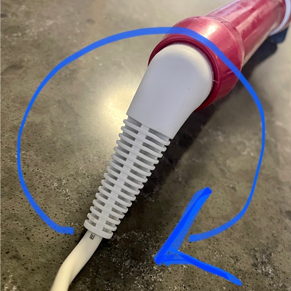 T3 Twirl Curling Iron with Tourmaline Ceramic Iconic Technology (Barrel: 1.25”) - Picture 6 of 7